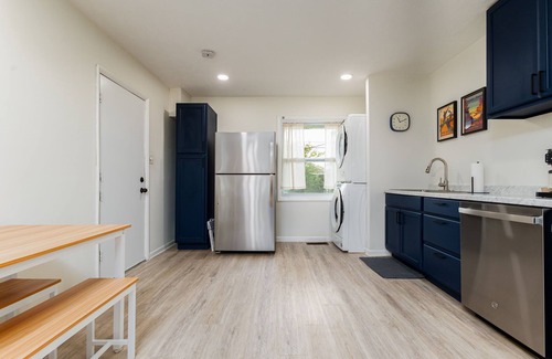 South Bend House | Modern ND Bungalow Cornhole/Pong/FirePit Sleeps 6+