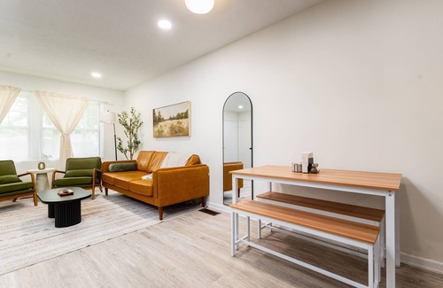 South Bend House | Modern ND Bungalow Cornhole/Pong/FirePit Sleeps 6+