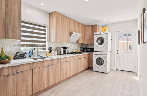 Mount Wilson House | Modern New 3B Home Fully Stocked & Cozy & Sunlight