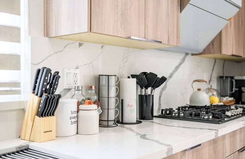 Mount Wilson House | Modern New 3B Home Fully Stocked Cozy Sunlight