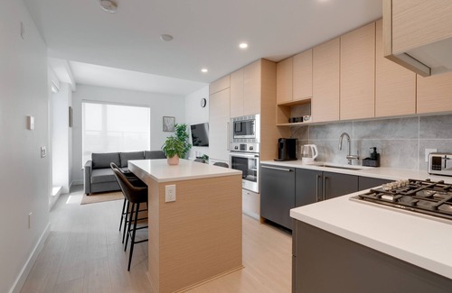Marpole House | 🌇Modern New Apt 🌉Marpole✈️ Parking🚘 AC❄ Parks🏞