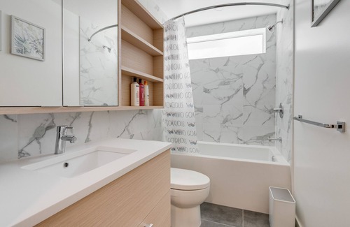 Marpole House | 🌇Modern New Apt 🌉Marpole✈️ Parking🚘 AC❄ Parks🏞