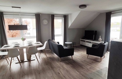 Trossingen Apartment | Modern new-build apartment with 35 sqm roof terrace + fireplace