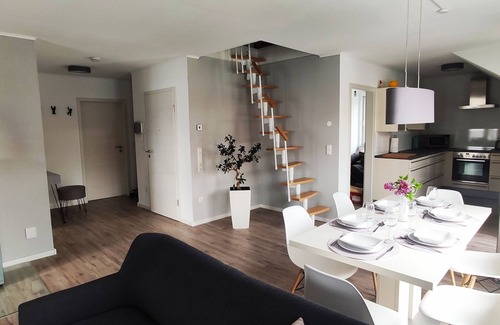 Trossingen Apartment | Modern new-build apartment with 35 sqm roof terrace + fireplace