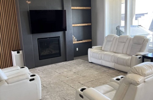 Tri-Cities House | Modern New Build HOT TUB & White Marble 4/2 #4731