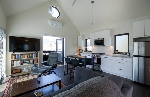 Okanagan-Similkameen House | Modern, new carriage house 5 mins to everything!
