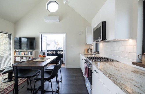 Okanagan-Similkameen House | Modern, new carriage house 5 mins to everything!