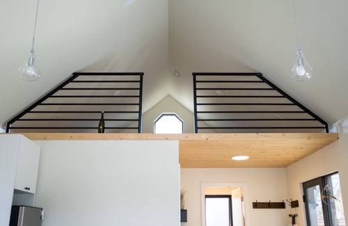 Okanagan-Similkameen House | Modern, new carriage house 5 mins to everything!
