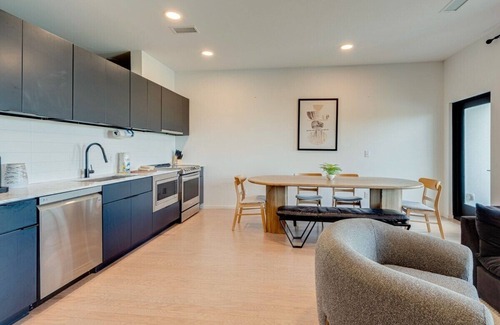 North Capitol Condo | Modern, New Condo, on Nashville's riverfront. Beautifully decorated for an out of this world stay.