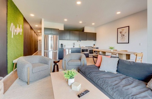 North Capitol Condo | Modern, New Condo, on Nashville's riverfront. Beautifully decorated for an out of this world stay.