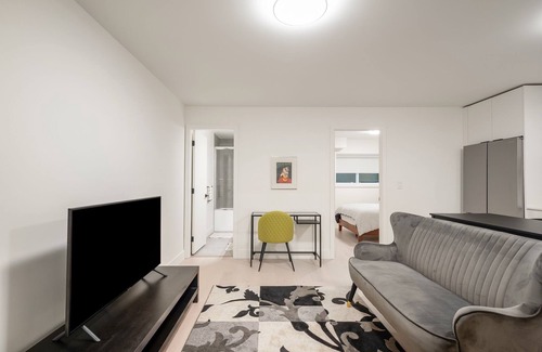 Lynn Valley House | Modern, new suite close to trails, mountains and beaches