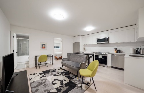 Lynn Valley House | Modern, new suite close to trails, mountains and beaches
