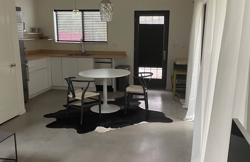 F. Q. Story Apartment | Modern, newly built detached guest house in historic CenPho, bordering DT PHX
