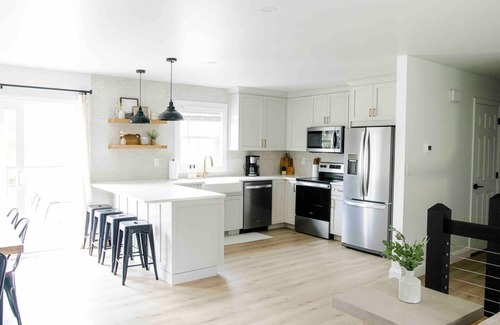 New Holland House | Modern~Newly renovated * hot tub * game room