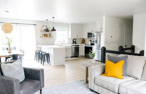 New Holland House | Modern~Newly renovated * hot tub * game room