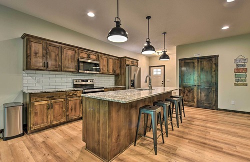 Lake Shore House | Modern Nisswa Escape w/Deck: Walk to Gull Lake!