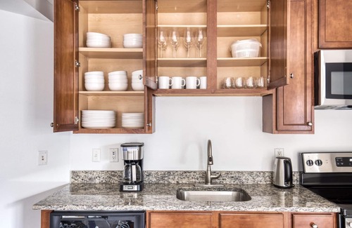 North Bethesda Apartment | Modern North Bethesda 2BR w/W/D, Pool & Gym, nr Metro, by Blueground