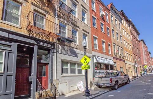 North End Apartment | Modern North End 2BR w/W/D on Salem St., near dining, by Blueground