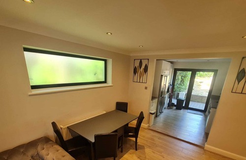 Underhill House | Modern North London Oasis - Modern House w/ Parking and Garden