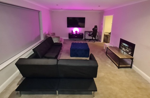 Underhill House | Modern North London Oasis - Modern House w/ Parking and Garden