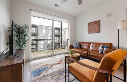 Downtown Louisville Apartment | Modern Nulu 2BR CozySuites 09