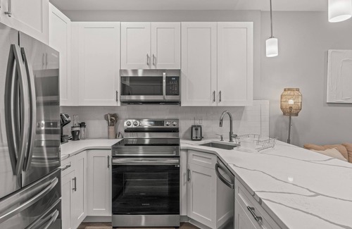 Norris Square Apartment | Modern Oak Unit w/ Rooftop