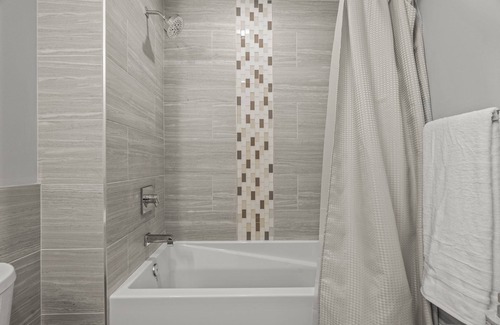 Norris Square Apartment | Modern Oak Unit w/ Rooftop