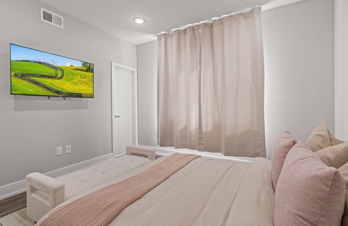 Norris Square Apartment | Modern Oak Unit w/ Rooftop