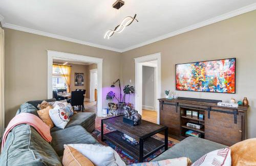Oakley House | Modern Oakley Retreat - King Bed - Free Parking - Centrally Located