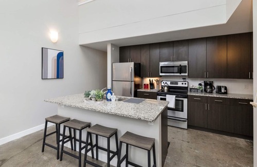 Downtown Des Moines Apartment | Modern Oasis: 2-Story Loft, 2bd/2bth Downtown