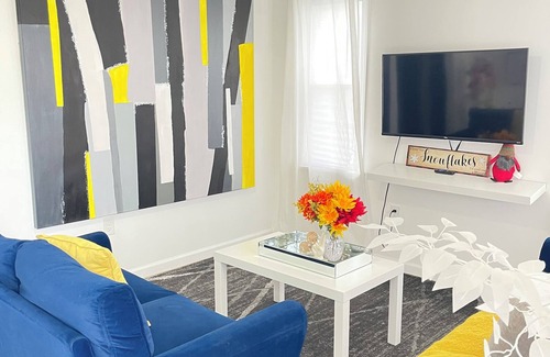 Redford House | Modern Oasis, Charming 3-bedroom 2 Bath house