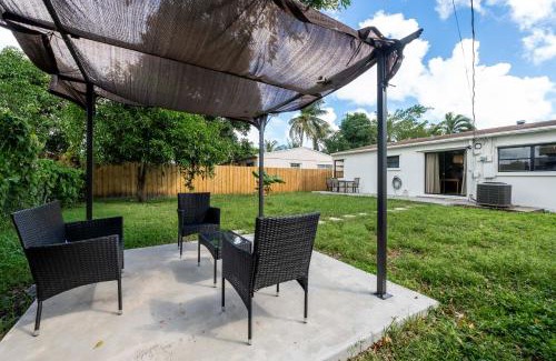 North Andrews Gardens House | Modern Oasis King Bed Pet Friendly 10m to Beach