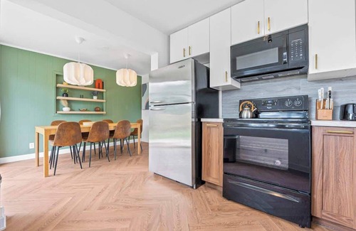 North Andrews Gardens House | Modern Oasis, King Bed Pet Friendly 10m to Beach