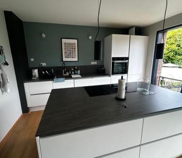 Eller Apartment | Modern oasis of peace with garden, top public transport