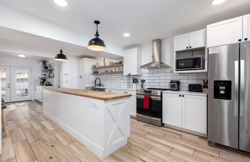 North San Antonio - SAT House | Modern Oasis! Pool, Mini-Golf, Game Room, Theatre!
