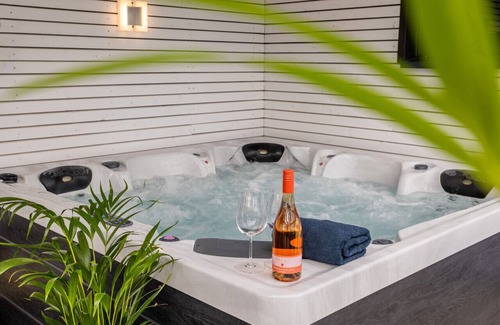 Oberbettingen Villa | Modern Oasis w/Hottub, View, Gym