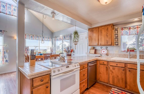 Roads End House | Modern Ocean View Home with Hot Tub 1 block from Beach in Roads End