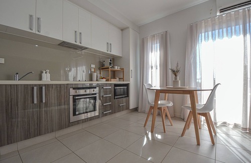 Port Hedland Apartment | Modern Oceanfront Executive Suite with Workspace & Hi Speed Wifi