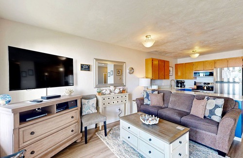 Newport Apartment | Modern oceanfront studio condo on Nye Beach with seasonal pool