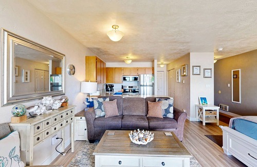Newport Apartment | Modern oceanfront studio condo on Nye Beach with seasonal pool