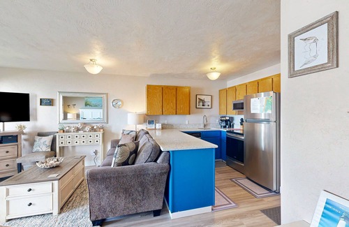 Newport Apartment | Modern oceanfront studio condo on Nye Beach with seasonal pool