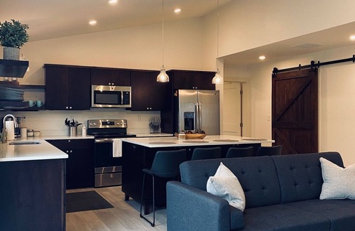 Victor House | Modern on Dandelion Drive