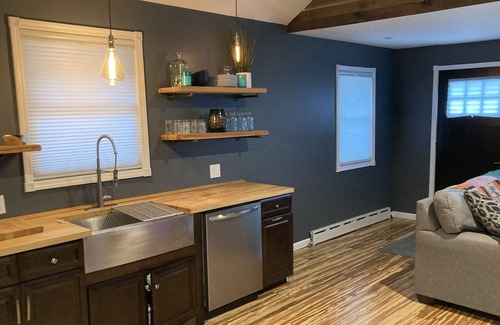 Great Kills House | Modern One Bedroom, private fenced yard
