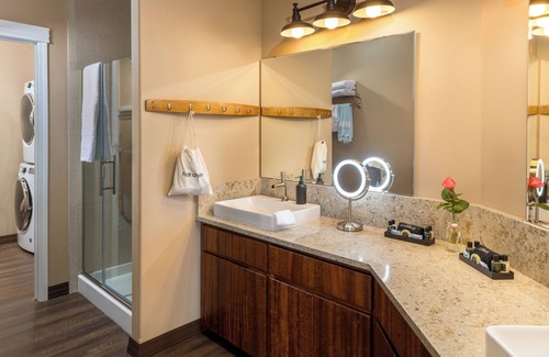 Buena Resort | Modern one bedroom in quiet lakeside retreat near wineries, dock, boats and more!