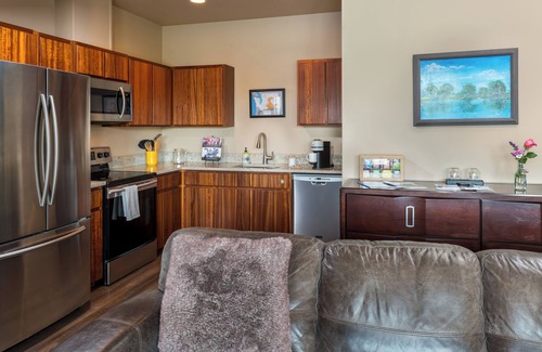 Buena Resort | Modern one bedroom in quiet lakeside retreat near wineries, dock, boats and more!
