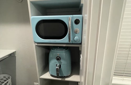 Filer Apartment | Modern One Bedroom Studio with Kitchenette
