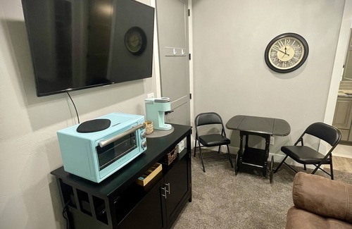 Filer Apartment | Modern One Bedroom Studio with Kitchenette