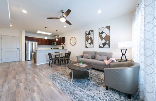 Katy Condo | Modern One Bedroom + Study private condo unit|2P