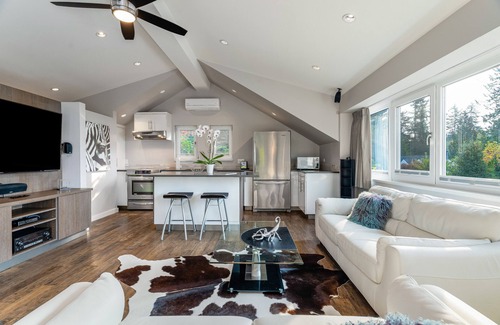 Upper Lonsdale House | Modern open concept design with breathtaking panoramic city skyline & ocean view