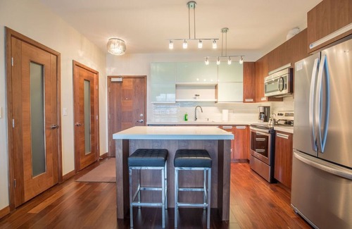 Regina Condo | Modern open concept 2 bed, 2 bath in Regina